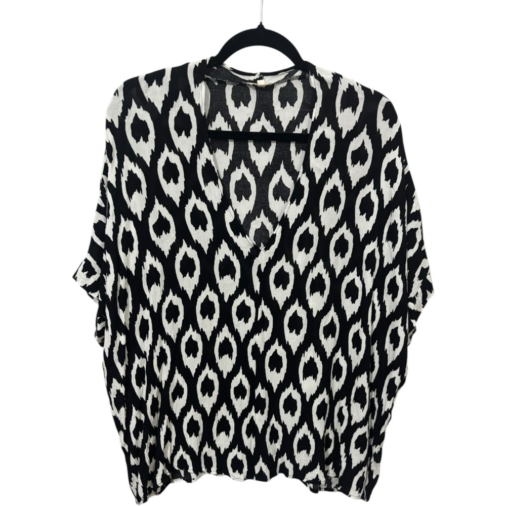 JODIFL Black and White Geometric Blouse with Relaxed Fit